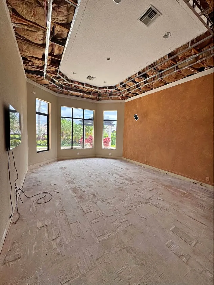 Room with the ceiling perimeter opened and the floor stripped